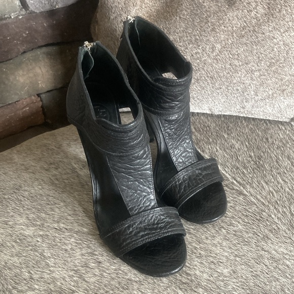 Tory Burch Black All Leather Torben Tumbled Rhino Leather Heel - Picture 1 of 14